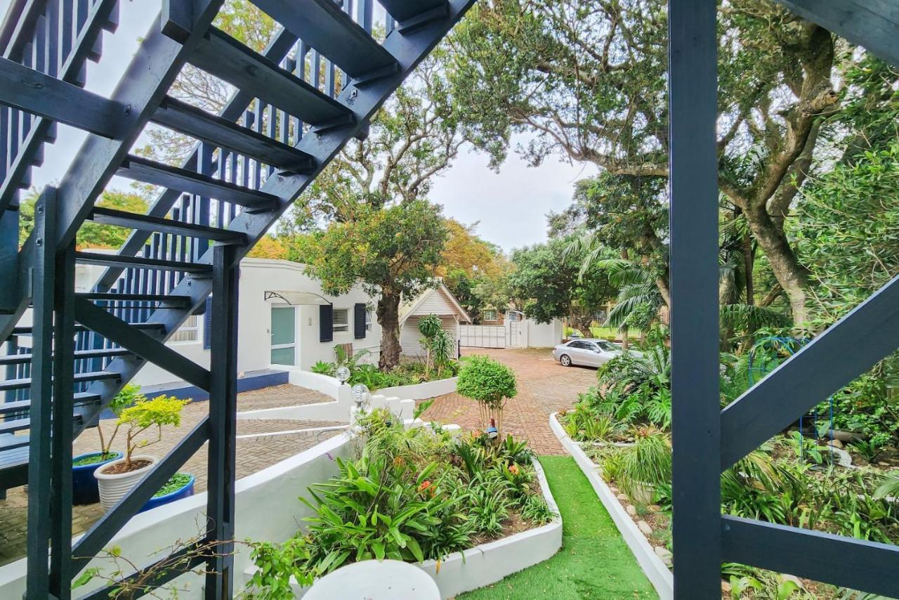 Blue'S Guest House - East London Bonza Bay Exteriör bild