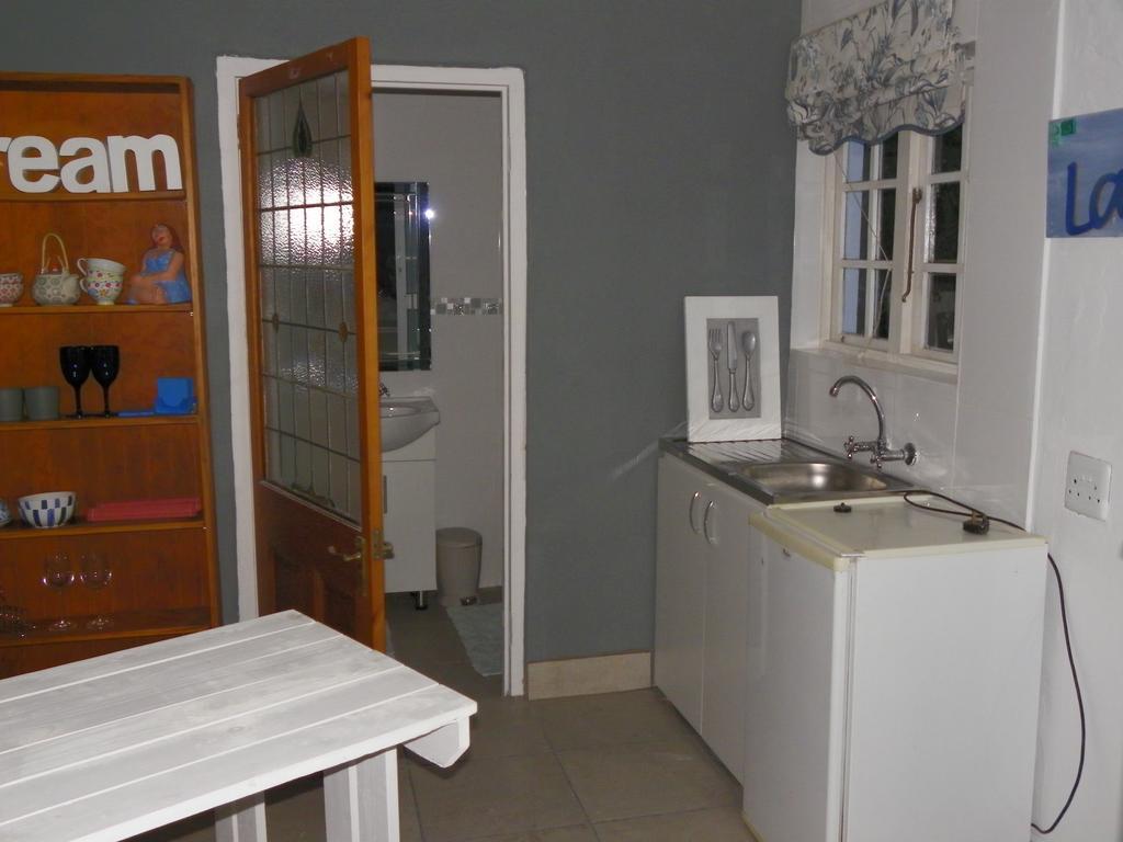 Blue'S Guest House - East London Bonza Bay Exteriör bild