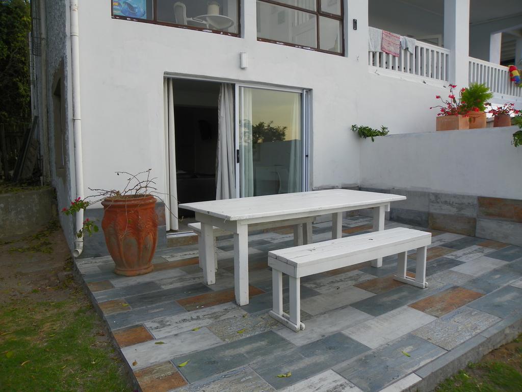 Blue'S Guest House - East London Bonza Bay Exteriör bild