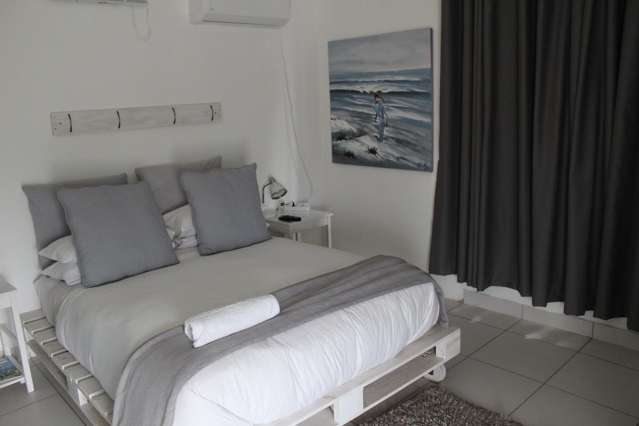 Blue'S Guest House - East London Bonza Bay Exteriör bild