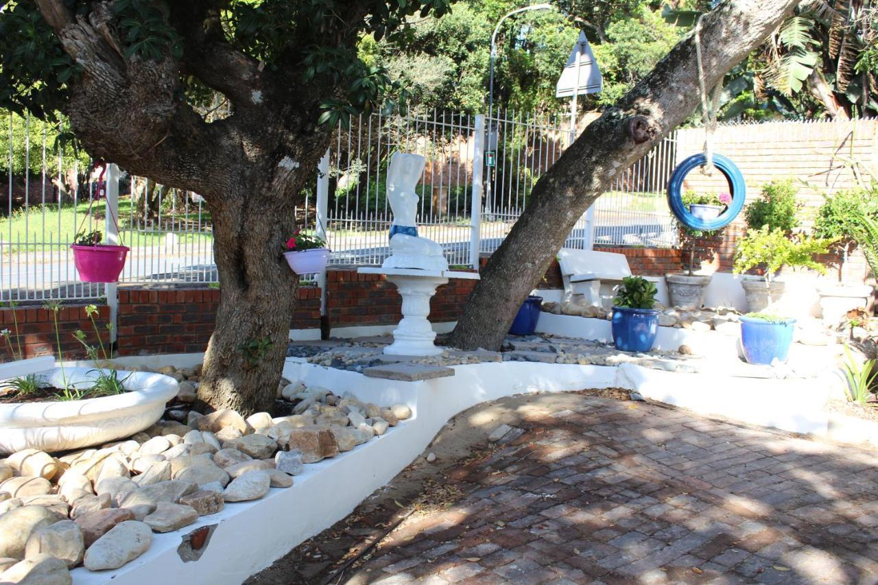 Blue'S Guest House - East London Bonza Bay Exteriör bild